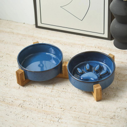 Set 2 Boluri Ceramica cu Suport din Lemn si Design Slow Feeder in Forma de Labuta, pentru Pisici si Caini, Albastru