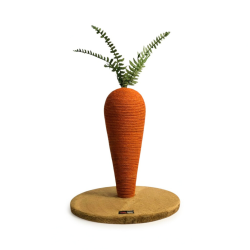 Stalp pentru zgariat pisici in forma de morcov, din MDF, cu sisal de 6 mm, inaltime 42 cm